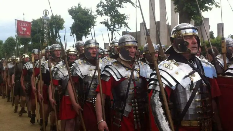 Recreadores históricos romanos marchando en formación.