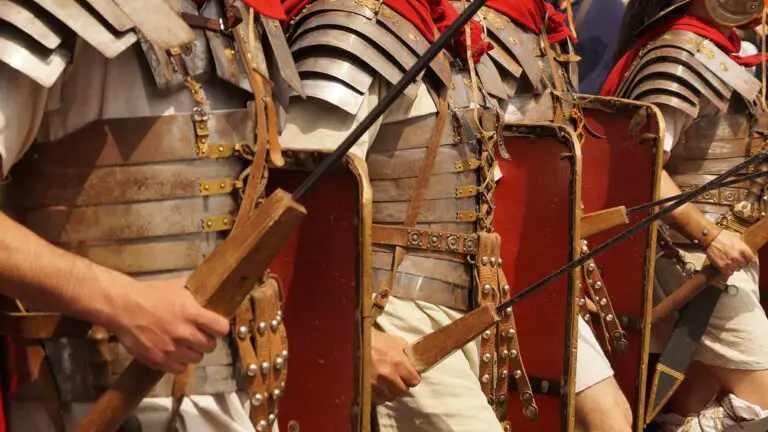 Legionarios romanos marchando.