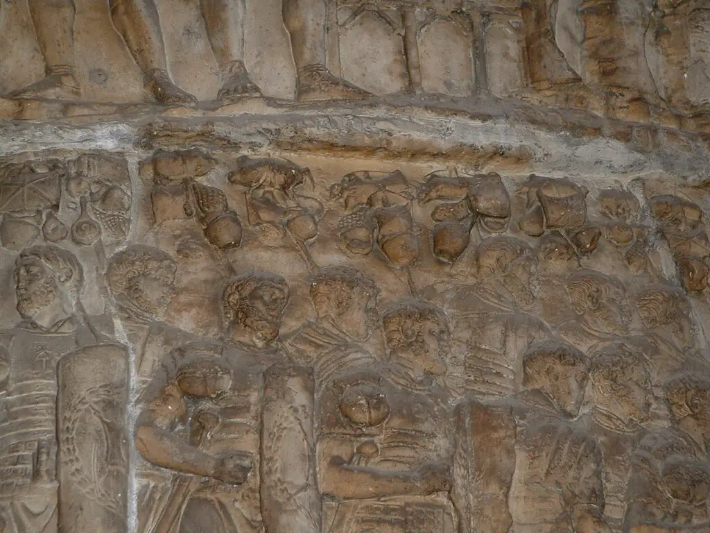 Relieve de soldados romanos durante la marcha hallado en la columna de Trajano. Podemos observar la sarcina.