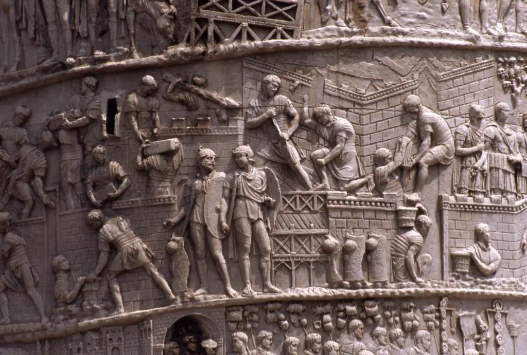 Relieve hallado en la columna de Trajano. Soldados de la legión XX construyendo el castrum permanente de Trimontium, cercano a la frontera entre Escocia e Inglaterra. 