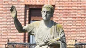 Estatua de Marco Fabio Quintiliano, el autor de las Instituciones oratorias.