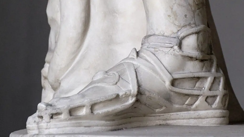 Escultura de un par de sandalias romanas del tipo crepida vestidas por el Apolo de Balvedere.