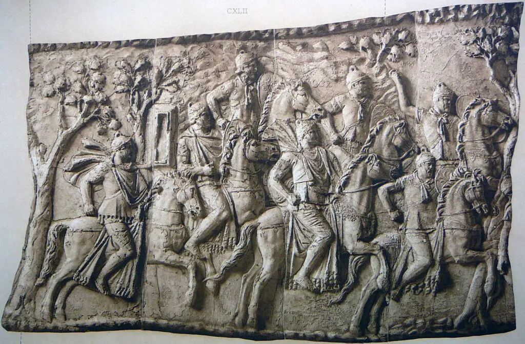 Molde de uno de los paneles de la Columna de Trajano mostrando el inicio de la persecución del rey Dacio Decébalo.