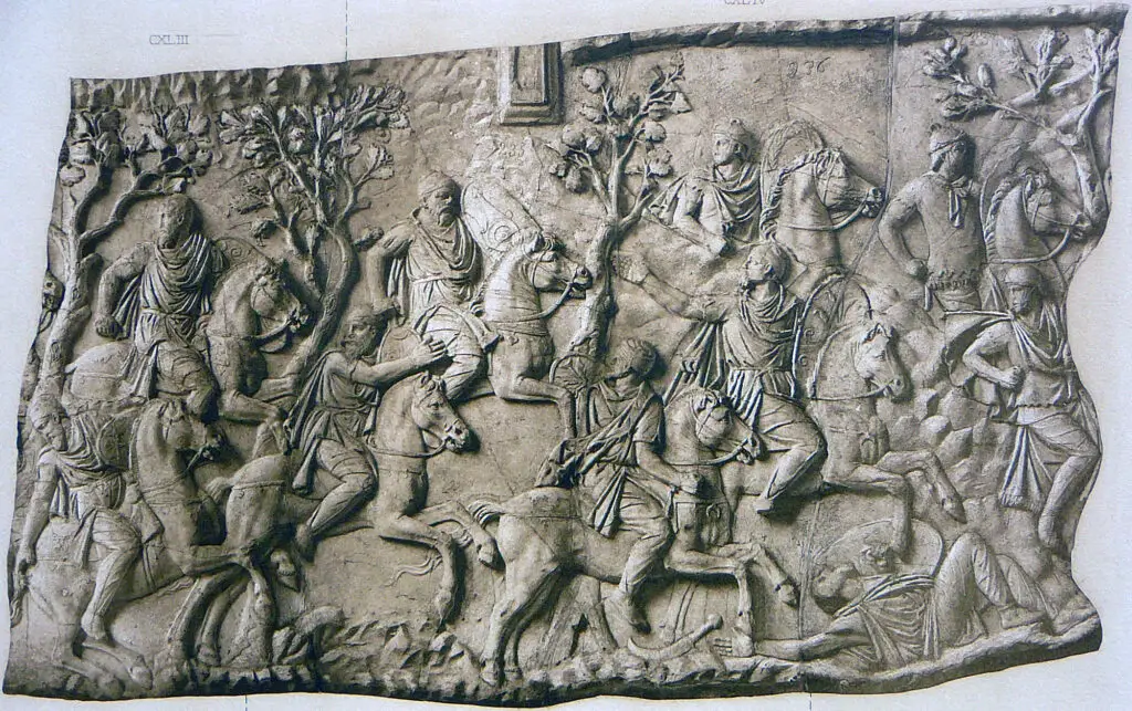 Molde de uno de los paneles de la Columna de Trajano mostrando la intercepción y derrota de los guardaespaldas del rey dacio Decébalo, en el terreno montañoso por Tiberio Claudio Máximo y sus hombres.