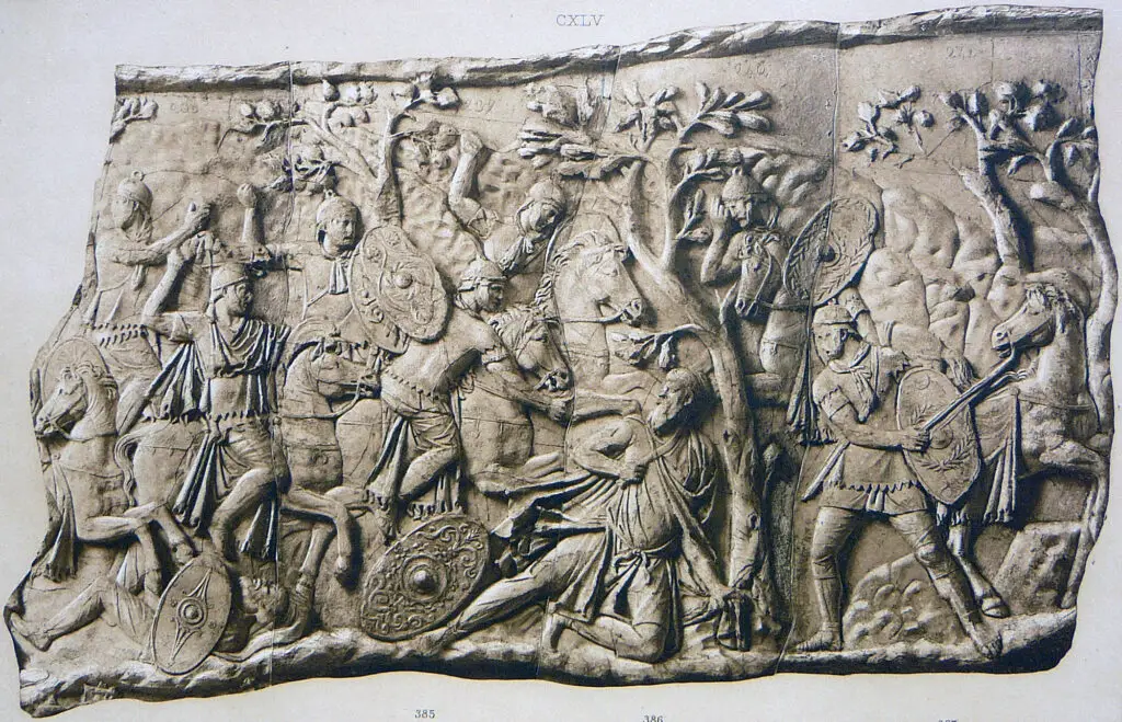 Molde de uno de los paneles de la Columna de Trajano mostrando al rey dacio Decébalo siendo arrinconado en la ladera por Tiberio Claudio Máximo y el arremetimiento final de los romanos contra los últimos guardaespaldas del rey intentando defender a su monarca.