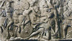 Detalle del molde de uno de los paneles de la Columna de Trajano mostrando al rey dacio Decébalo siendo arrinconado en la ladera y el arremetimiento final de los romanos contra los últimos guardaespaldas del rey intentando defender a su monarca.