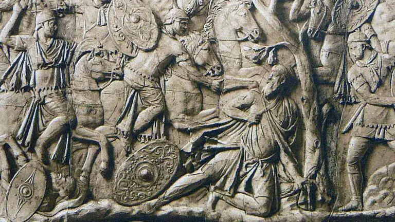 Detalle del molde de uno de los paneles de la Columna de Trajano mostrando al rey dacio Decébalo siendo arrinconado en la ladera y el arremetimiento final de los romanos contra los últimos guardaespaldas del rey intentando defender a su monarca.