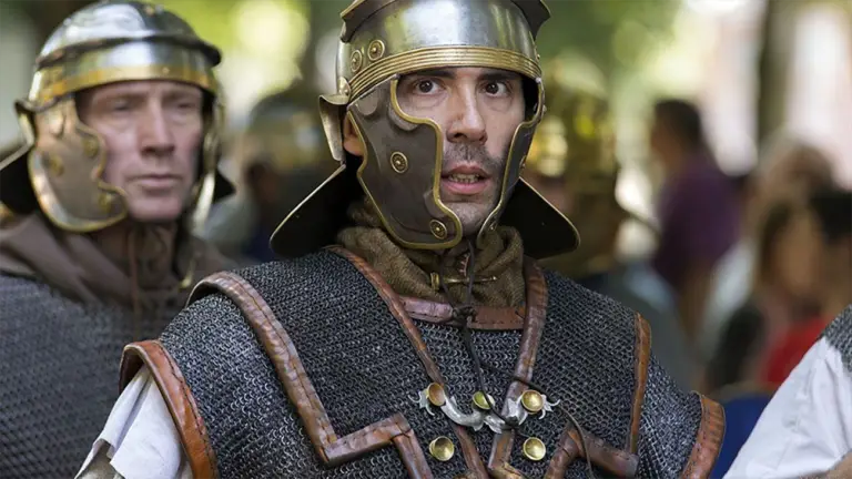 Legionario romano vistiendo una armadura lorica hamata.