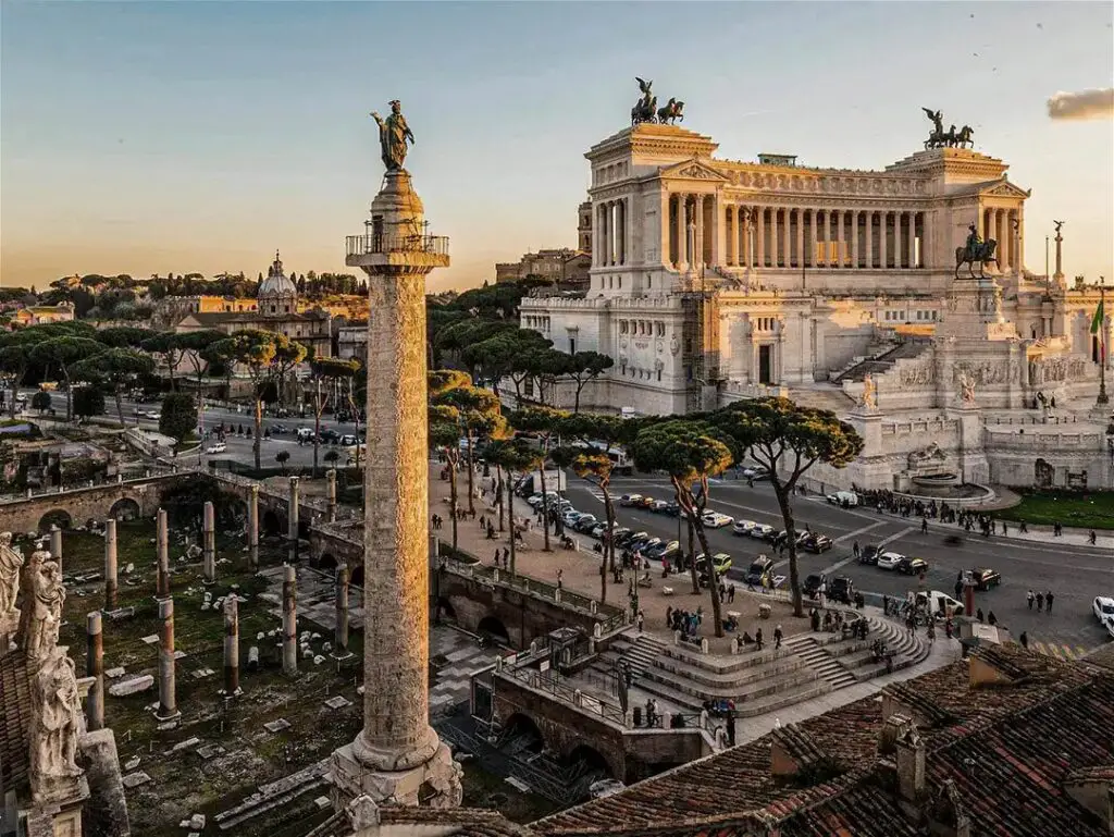 La columna de Trajano en la actualidad rodeada por los restos de lo que antiguamente fue el Foro de Trajano.