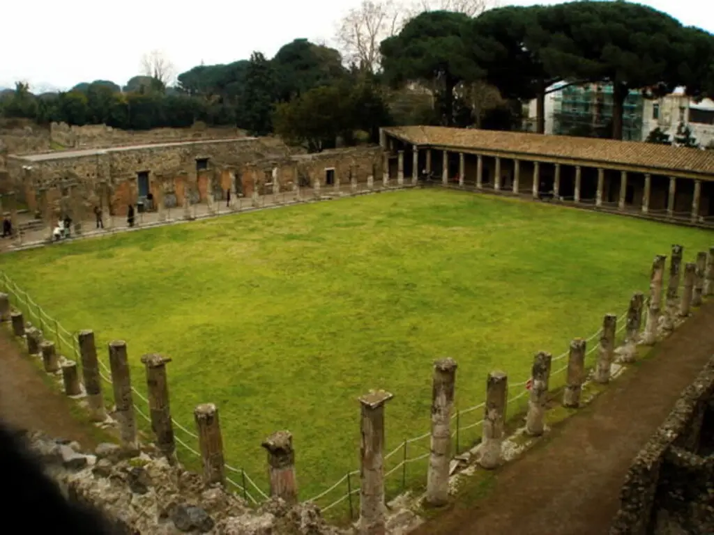 Restos de la palestra de las termas de Pompeya.